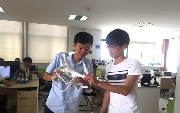 玩轉(zhuǎn)“無(wú)人機(jī)” 90后男孩創(chuàng)業(yè)夢(mèng)想起飛