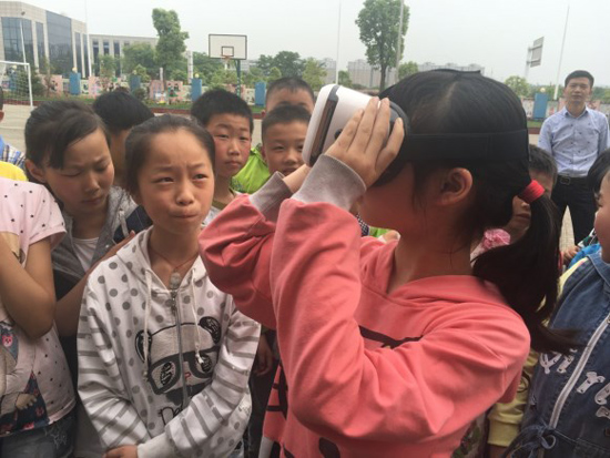 百度推“螢火蟲計(jì)劃” VR技術(shù)走進(jìn)山區(qū)