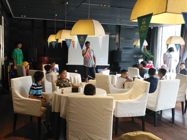 活動(dòng)開(kāi)始前，童程童美和易睿體育的老師向孩子們講解本次活動(dòng)內(nèi)容