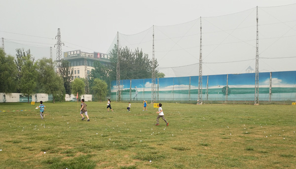 活動(dòng)開(kāi)始了 孩子們根據(jù)地圖指示依次找到各個(gè)點(diǎn)標(biāo)