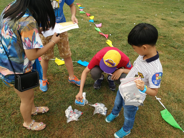 活動(dòng)開(kāi)始了 孩子們根據(jù)地圖指示依次找到各個(gè)點(diǎn)標(biāo)