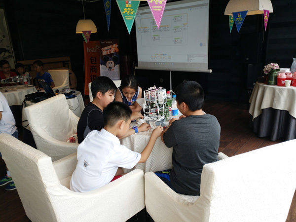 孩子們獲得配件后 要進(jìn)行樂(lè)高機(jī)器人組裝啦