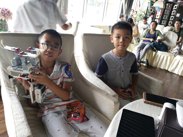 孩子們的樂(lè)高機(jī)器人組裝完成了