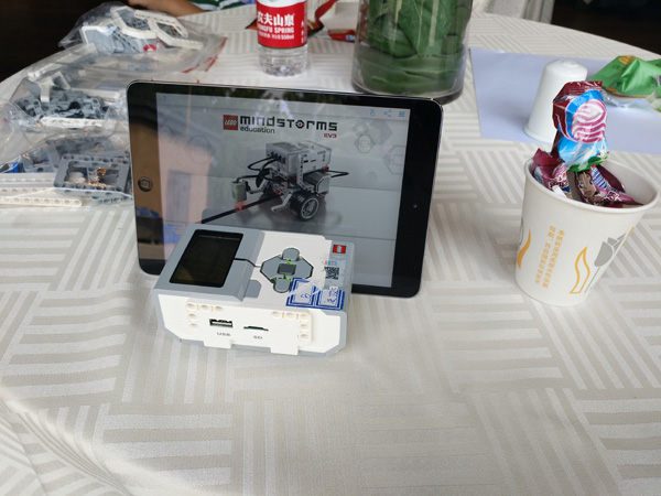 孩子們完成點(diǎn)標(biāo)任務(wù)獲得的樂(lè)高機(jī)器人配件