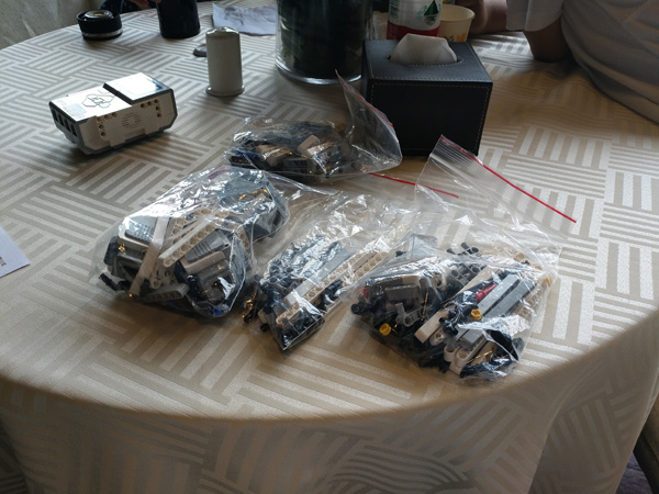 孩子們完成點(diǎn)標(biāo)任務(wù)獲得的樂(lè)高機(jī)器人配件