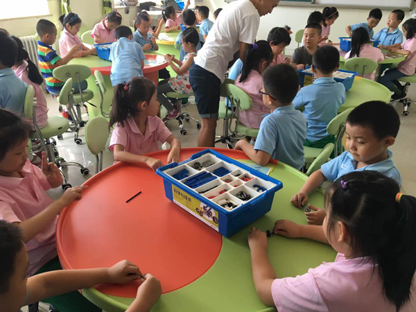 童程童美攜手芳古園小學(xué)學(xué)生玩轉(zhuǎn)樂(lè)高機(jī)器人