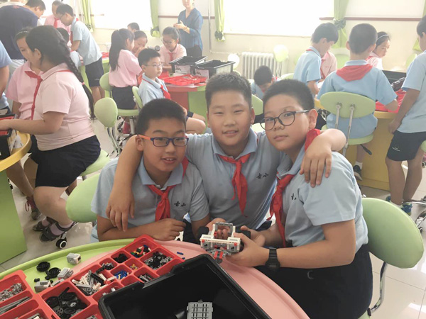 童程童美攜手芳古園小學(xué)學(xué)生玩轉(zhuǎn)樂(lè)高機(jī)器人