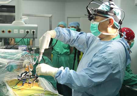 我國自主研發(fā)手術(shù)機(jī)器人顯威力