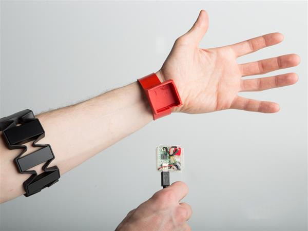 德國(guó)學(xué)生借3D打印技術(shù)造出殘疾人智能腕帶