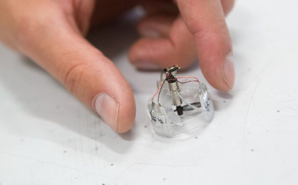 賓夕法尼亞大學(xué)推最小的自供電可控飛行機器人