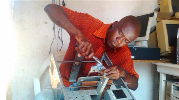 多哥創(chuàng)客完全用電子廢品制造3D打印機(jī)