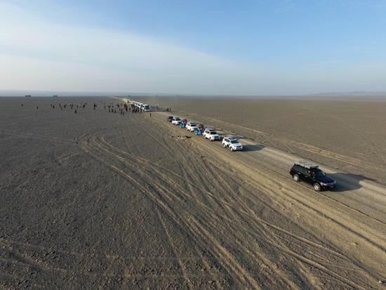 “飛”同一般：百架無人機(jī)穿越哈密大海道
