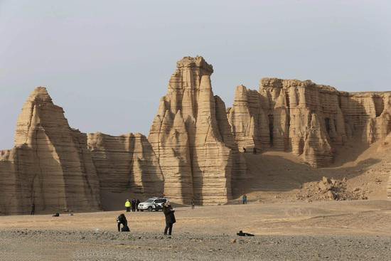 “飛”同一般：百架無人機(jī)穿越哈密大海道