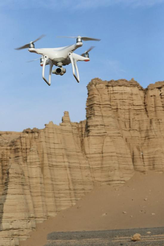 “飛”同一般：百架無人機(jī)穿越哈密大海道