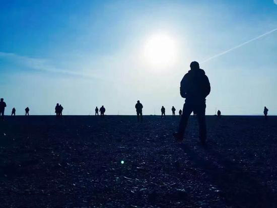 “飛”同一般：百架無人機(jī)穿越哈密大海道