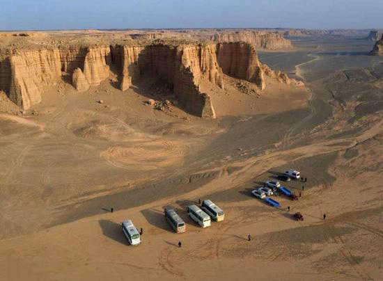 “飛”同一般：百架無人機(jī)穿越哈密大海道