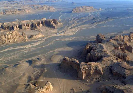 “飛”同一般：百架無人機(jī)穿越哈密大海道