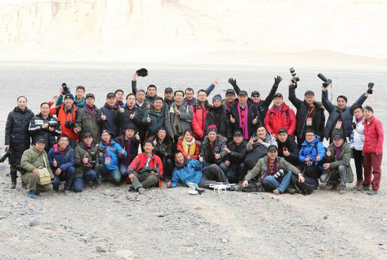 “飛”同一般：百架無人機(jī)穿越哈密大海道