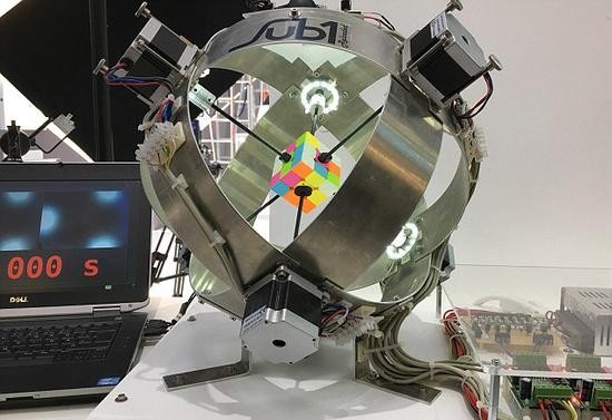德國一機器人0.637秒破解魔方打破世界紀(jì)錄