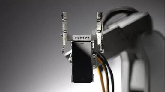 11秒肢解1臺(tái)iPhone 蘋(píng)果拆解機(jī)器人Liam仍不夠用