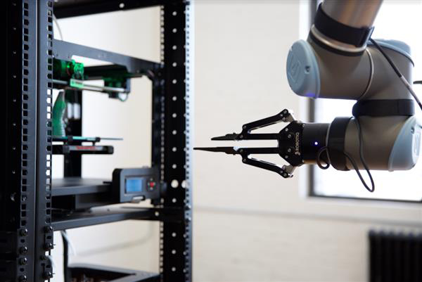 Voodoo新自動化3D打印工廠：9臺3D打印機(jī)加一個機(jī)械臂