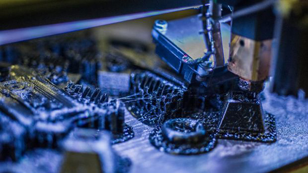 2017年溫哥華時裝周驚現(xiàn)裝飾有150只3D打印蝴蝶的裙子