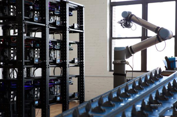 Voodoo的新自動(dòng)化3D打印工廠：9臺(tái)3D打印機(jī)加一個(gè)機(jī)械臂