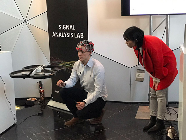 挪威實(shí)驗(yàn)室現(xiàn)場(chǎng)展示意念控制無人機(jī)