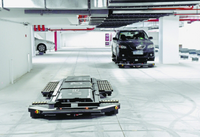 倒車(chē)入庫(kù)太難？　機(jī)器人幫你停車(chē)！