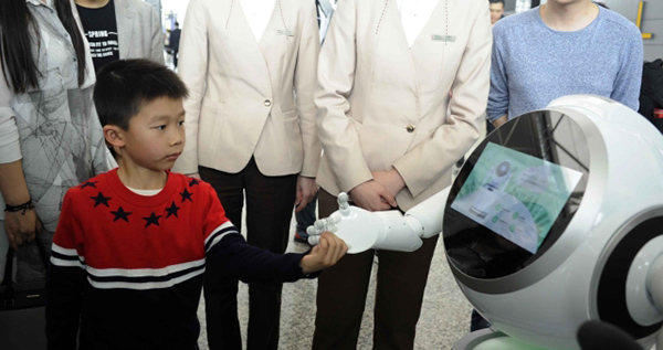 機(jī)器人“云朵”來機(jī)場(chǎng)上班啦