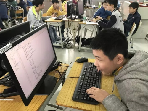 “發(fā)現(xiàn)杯”中國(guó)青少年編程挑戰(zhàn)活動(dòng)廣州賽區(qū)，近500名編程小達(dá)人競(jìng)技