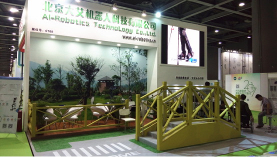 廣州康復(fù)展大艾外骨骼康復(fù)機器人奪人眼球