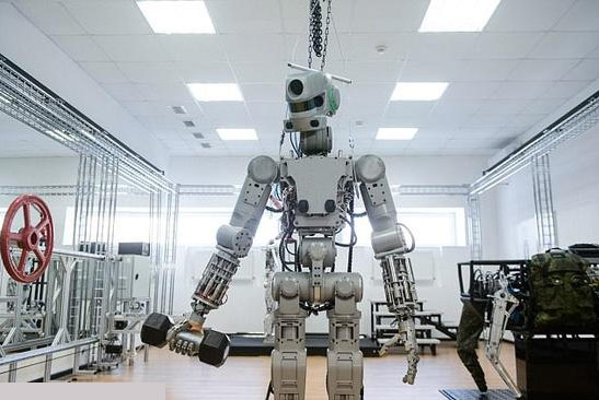 俄羅斯機(jī)器人學(xué)會雙手射擊 將上太空工作！