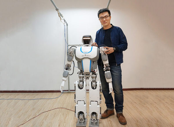 1946年世界上第一臺電腦問世，當(dāng)時主要是為美國軍方提供計算彈道和射擊特性表面的研究。主要元器件是電子管，這臺機器使用了1500個繼電器，18800個電子管，占地170m2，重量重達30多噸，耗電150KW，造價48萬美元。