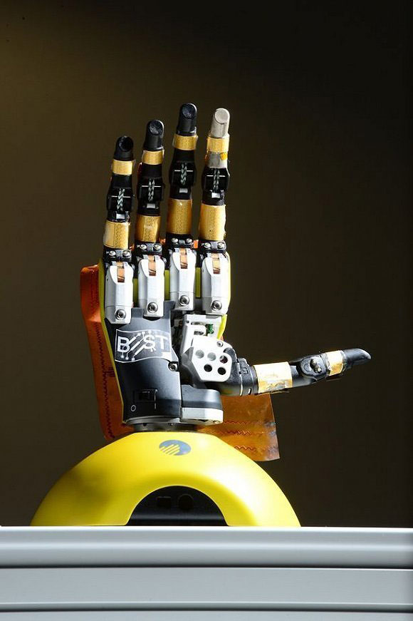 科學(xué)家發(fā)明出有觸感能自愈的機(jī)器人皮膚