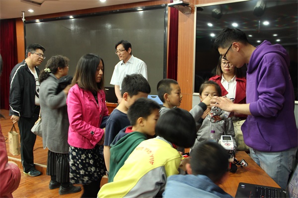 機器人編程引關(guān)注  童程童美走進北京公立校