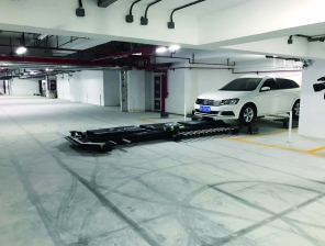 繞暈了也沒找到車位？別煩 停車機(jī)器人兩分鐘幫你停好