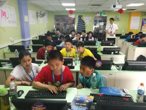 發(fā)現(xiàn)杯 | 你們相親相愛(ài)，我們緊張比賽!發(fā)現(xiàn)杯第一天賽事回顧