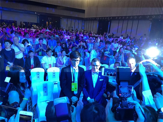 人機大戰(zhàn)開幕前夕 柯潔合影"阿法狗之父"