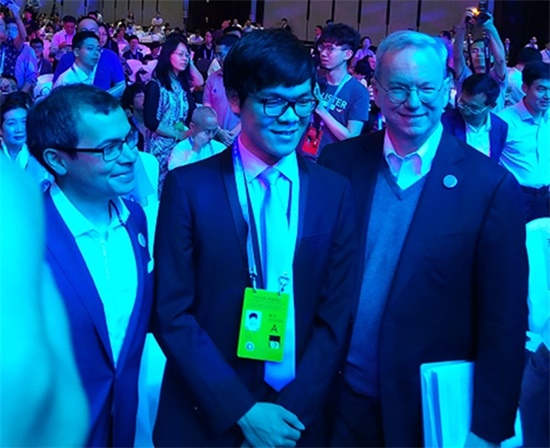 人機大戰(zhàn)開幕前夕 柯潔合影"阿法狗之父"