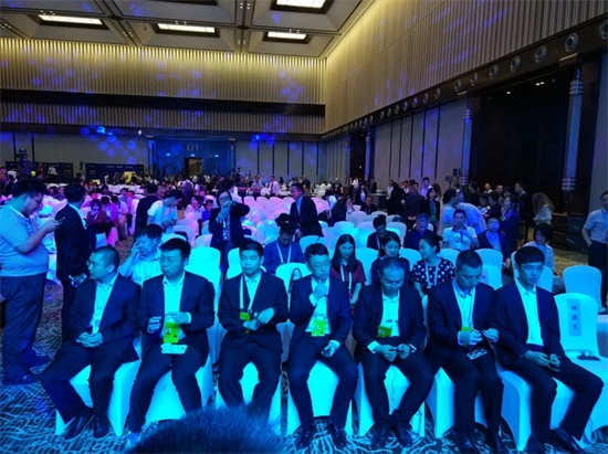 人機大戰(zhàn)開幕前夕 柯潔合影"阿法狗之父"