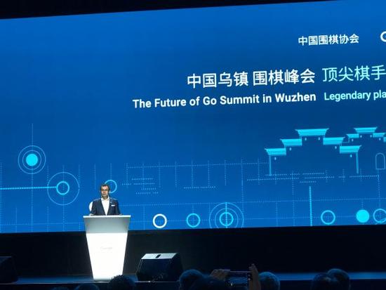 人機大戰(zhàn)開幕前夕 柯潔合影"阿法狗之父"