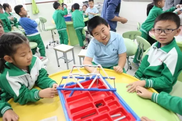 童程童美智能機器人編程課走進北京芳古園小學(xué)，和小朋友們一起感受拼插樂趣！