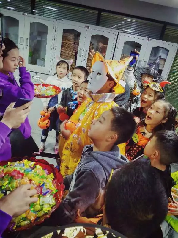 萬圣狂歡，百鬼夜行！這群“搗蛋鬼”們?cè)谕掏栏鞯匦^(qū)玩的很happy！