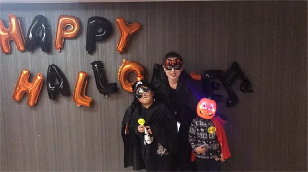萬圣狂歡，百鬼夜行！這群“搗蛋鬼”們?cè)谕掏栏鞯匦^(qū)玩的很happy！