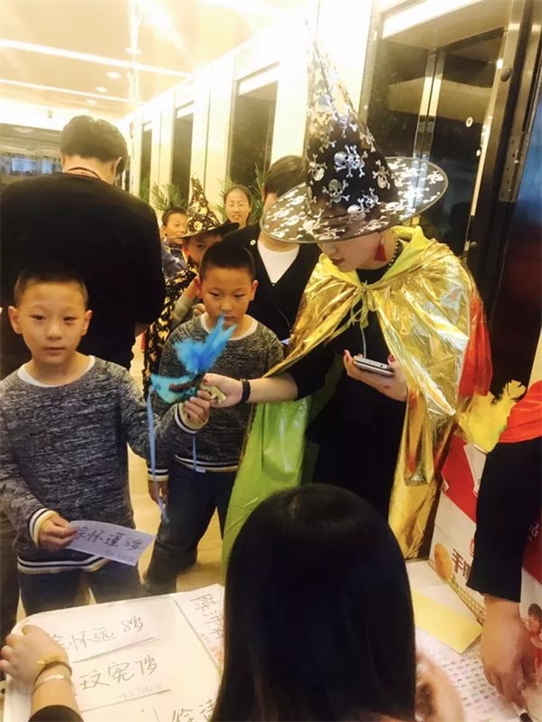 萬圣狂歡，百鬼夜行！這群“搗蛋鬼”們?cè)谕掏栏鞯匦^(qū)玩的很happy！