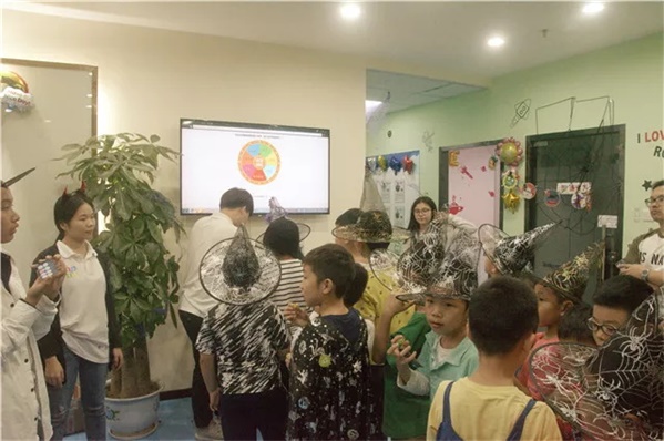 萬圣狂歡，百鬼夜行！這群“搗蛋鬼”們?cè)谕掏栏鞯匦^(qū)玩的很happy！