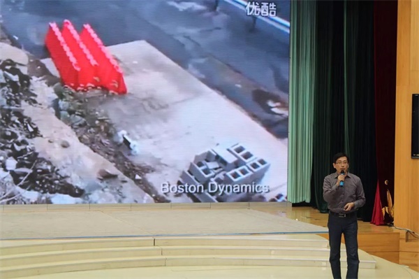 童程童美智能機(jī)器人編程課走進(jìn)北大附?。『屯瑢W(xué)們一起感受科技魅力！