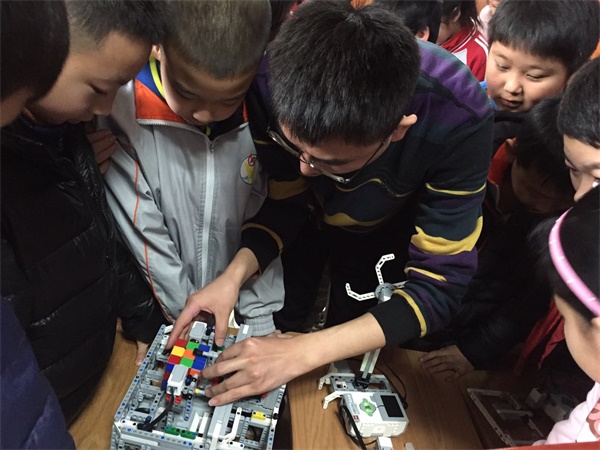 公益校園行 | 童程童美智能機(jī)器人什剎海校園講座，探索科技的魅力！