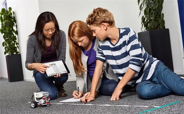 這個(gè)暑假，來童程童美，用無人機(jī)創(chuàng)作人生的第一部微電影吧！